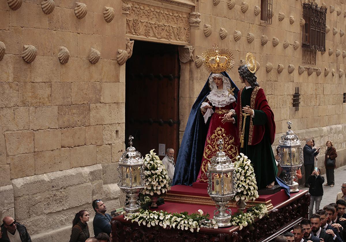 La Cofradía del Rosario celebra la llegada de la «Sacra Conversación» a la Pasión charra