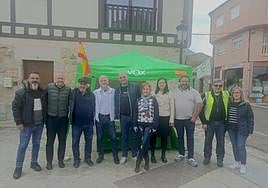 Carlos Menéndez, Presidente Provincial de VOX, Arturo Muñoz Ruiz, cabeza de lista por Linares y asistentes a la mesa informativa