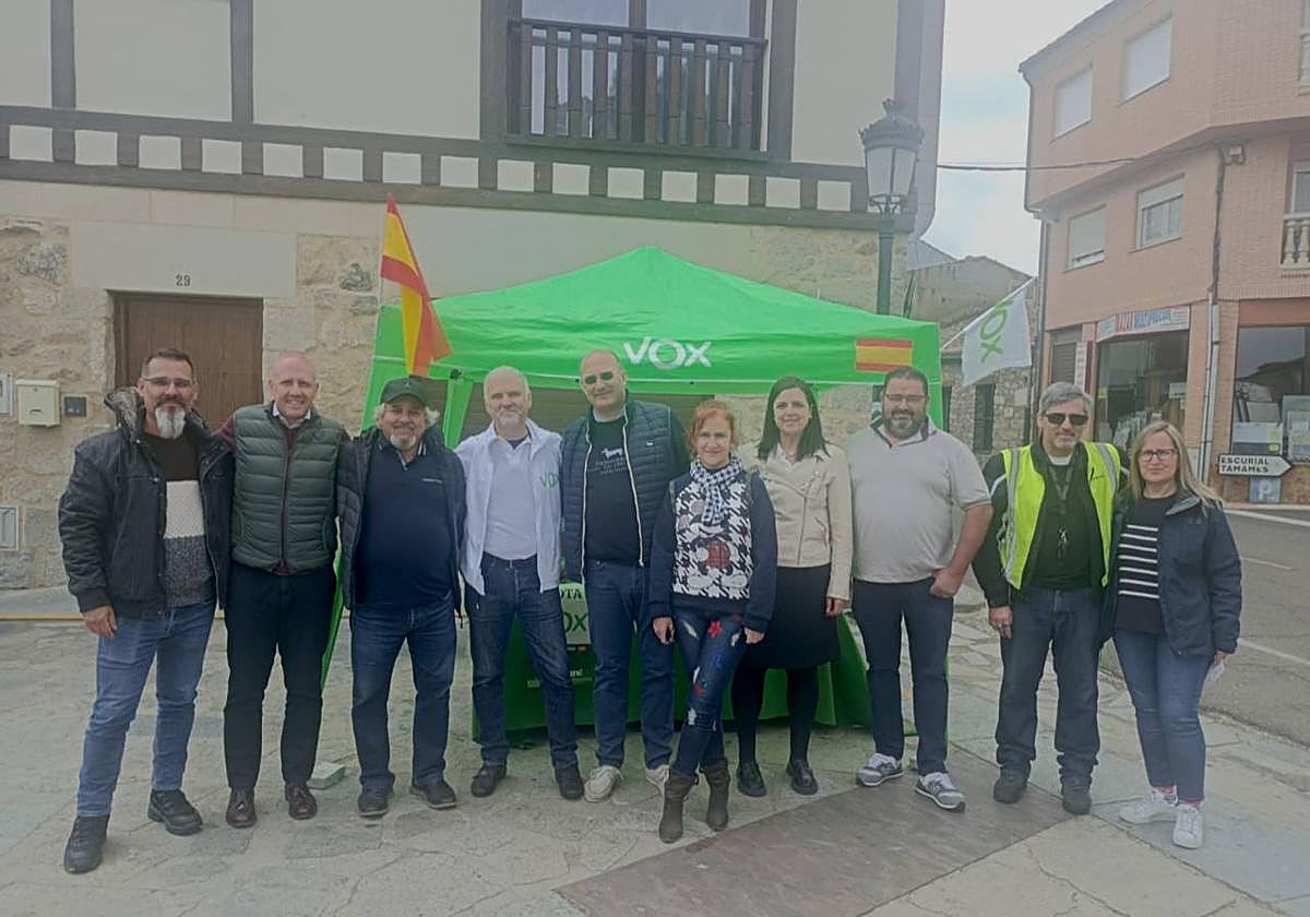 Carlos Menéndez, Presidente Provincial de VOX, Arturo Muñoz Ruiz, cabeza de lista por Linares y asistentes a la mesa informativa