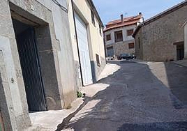 Un río de alquitrán recorre Puebla de San Medel por un deficiente asfaltado