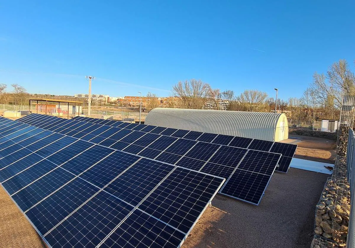 Una planta fotovoltaica con sistema de baterías de almacenamiento para autoconsumo eléctrico en el parque de los Huertos Urbanos y zonas verdes junto al río Tormes.