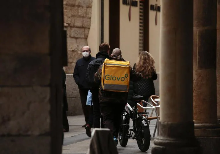Un 'rider' con su bicicleta en el centro de Salamanca.