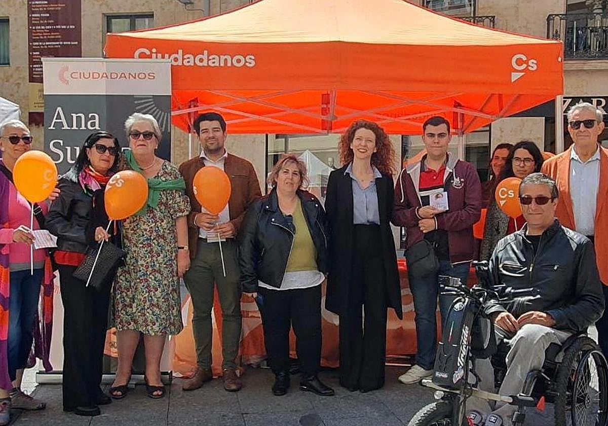 Ana Suárez en la carpa de Ciudadanos en la plaza del Liceo de Salamanca.