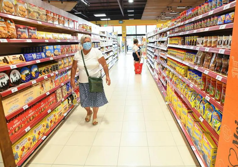 Varias consumidoras en un supermercado.