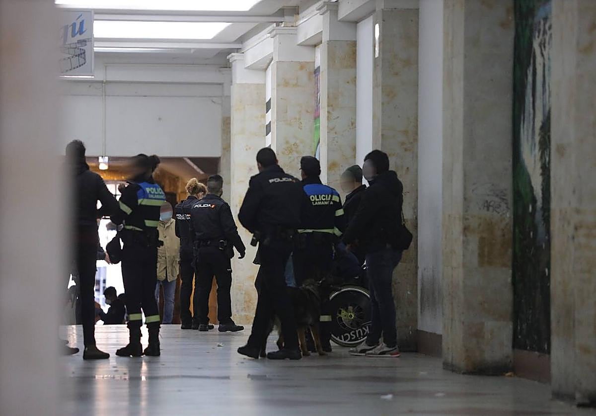 Operativo de Policía Local y Policía Nacional en el pasaje de la Plaza Mayor.