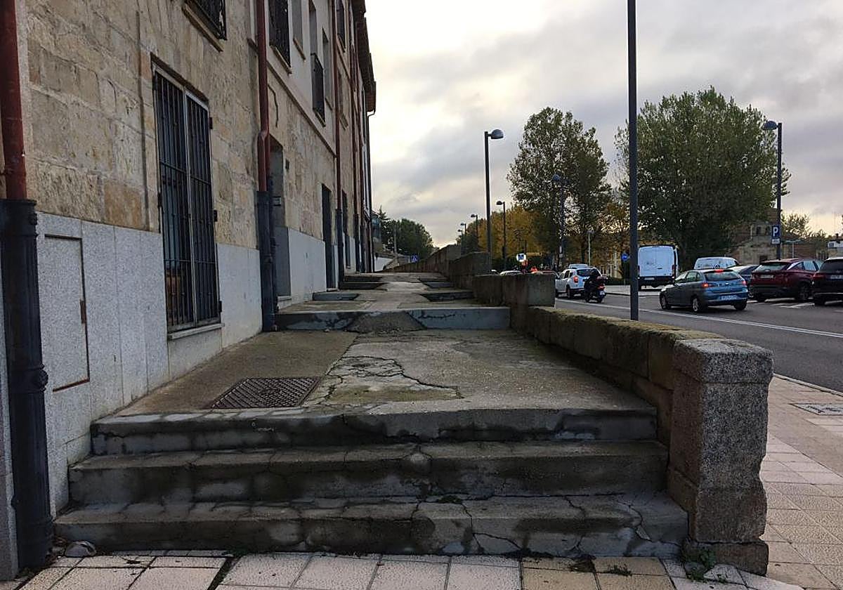 Escaleras en mal estado en la calle Ribera del Puente, uno de los puntos que ha sido motivo de denuncia por los vecinos.