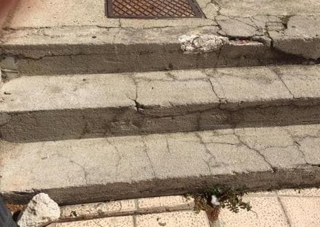 Imagen secundaria 1 - Vecinos de la calle Ribera del Puente denuncian el deterioro de los accesos a las viviendas