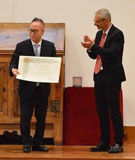 Imagen secundaria 2 - La Usal entrega su medalla a la Asociación Universidad de Salamanca en Japón