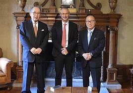 La Usal entrega su medalla a la Asociación Universidad de Salamanca en Japón