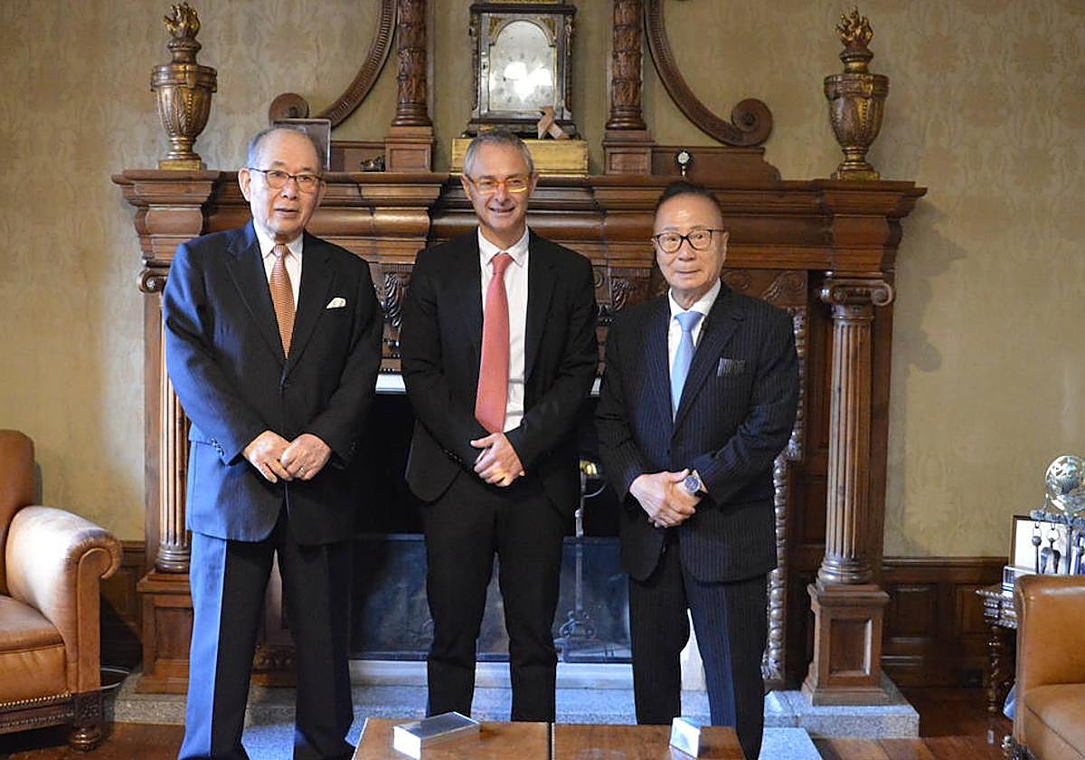 La Usal entrega su medalla a la Asociación Universidad de Salamanca en Japón