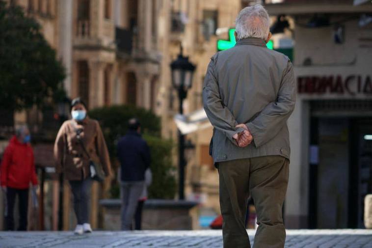 Imagen de archivo de un anciano caminando por Salamanca.