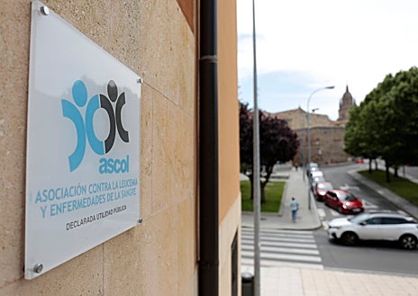 Imagen secundaria 1 - La sede de Ascol actualmente se encuentra en la cuesta de la Independencia, donde atienden a numerosos afectados.