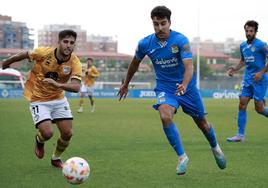 Una acción del partido con Juampa, autor del gol de Unionistas, persiguiendo a un rival del Fuenlabrada.