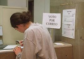 Imagen de archivo de una joven solicitando el voto por correo.