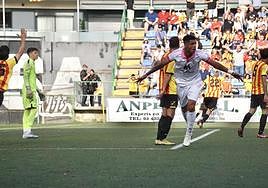 Marco Tulio celebra el gol del empate del Salamanca UDS.