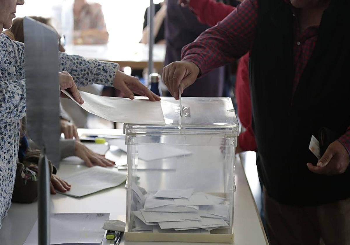 Hombre votando en un colegio electoral de Salamanca.