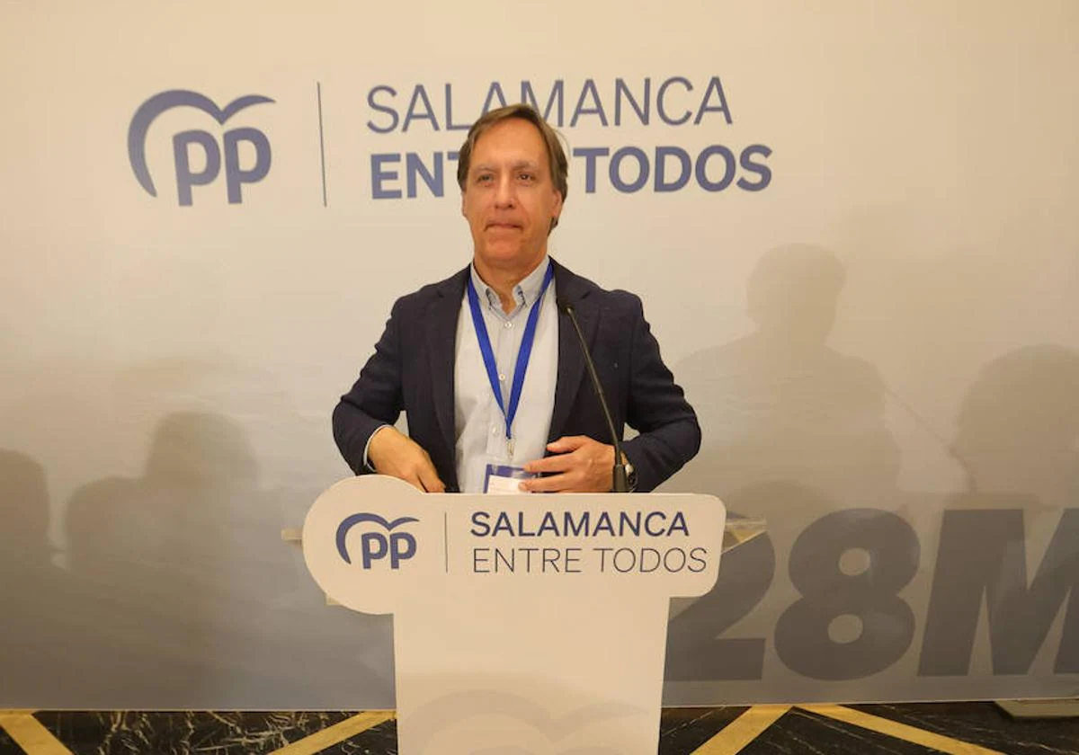 El candidato y alcalde del PP, Carlos García Carbayo, la noche electoral.