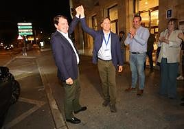 Mañueco levanta la mano del alcalde y presidente del PP de Salamanca, García Carbayo, en presencia de David Mingo.