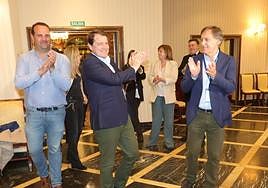 Mañueco aplaude a Garcia Carbayo la noche electoral en presencia de Daivd Mingo.