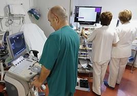 Tres profesionales sanitarios, en una imagen de archivo.