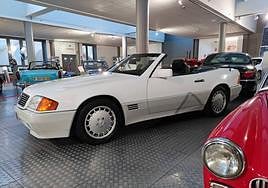 El magnífico Mercedes Benz 300 SL del año 1991 del pintor salmantino Zacarías González.
