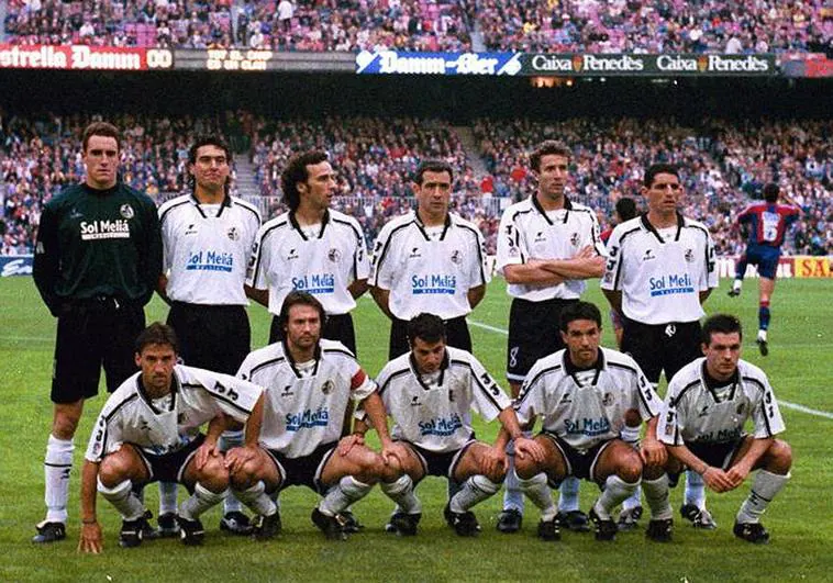 La plantilla de la Unión Deportiva Salamanca de la temporada 95/96 antes de jugar en el Camp Nou.