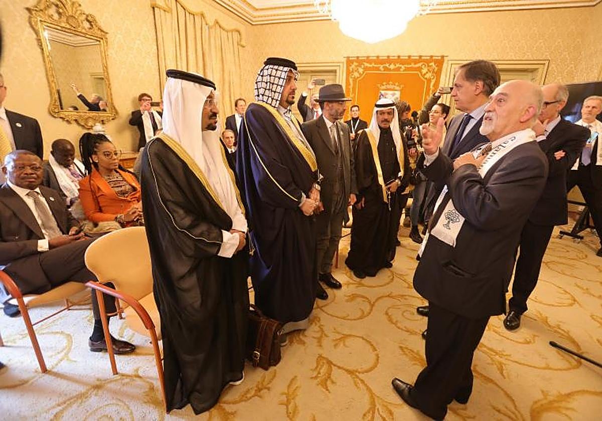 El alcalde con algunos de los participantes en el congreso.