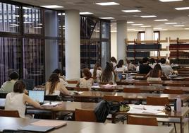 Estudiantes en la biblioteca de la Universidad de Salamanca.