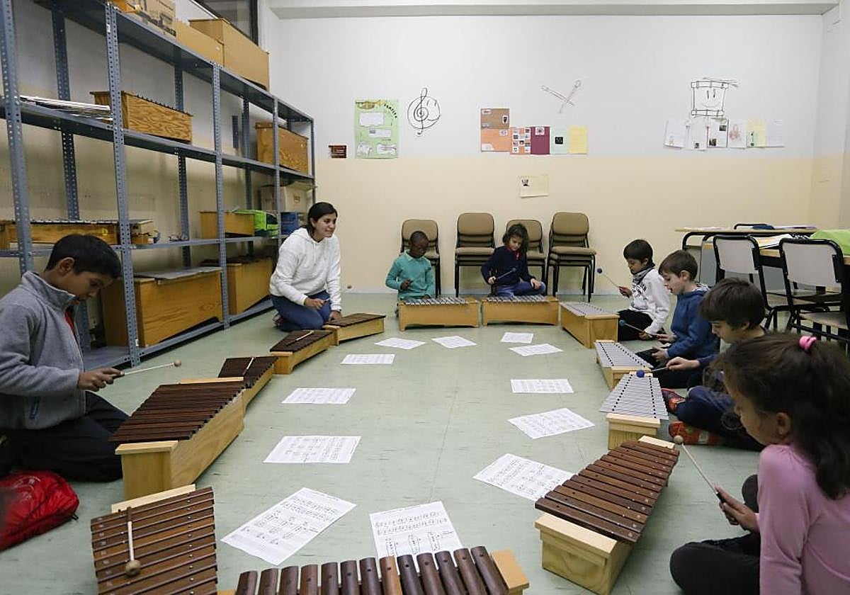 Varios niños durante una jornada de puertas abiertas en la escuela de música.