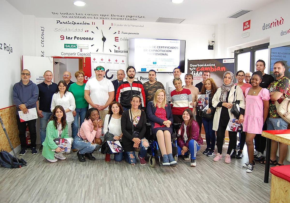 Los participantes en los cursos junto con la presidenta provincial de Cruz Roja, Isabel Campo.