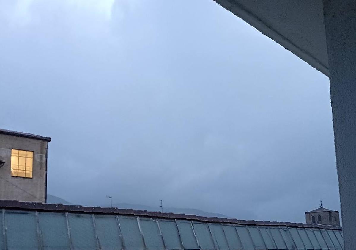 Una fuerte tromba de lluvia y granizo descarga sobre Béjar