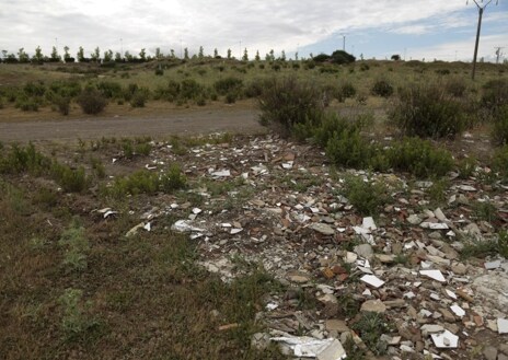 Imagen secundaria 1 - Distintos montones de escombros en Tejares y Pizarrales.