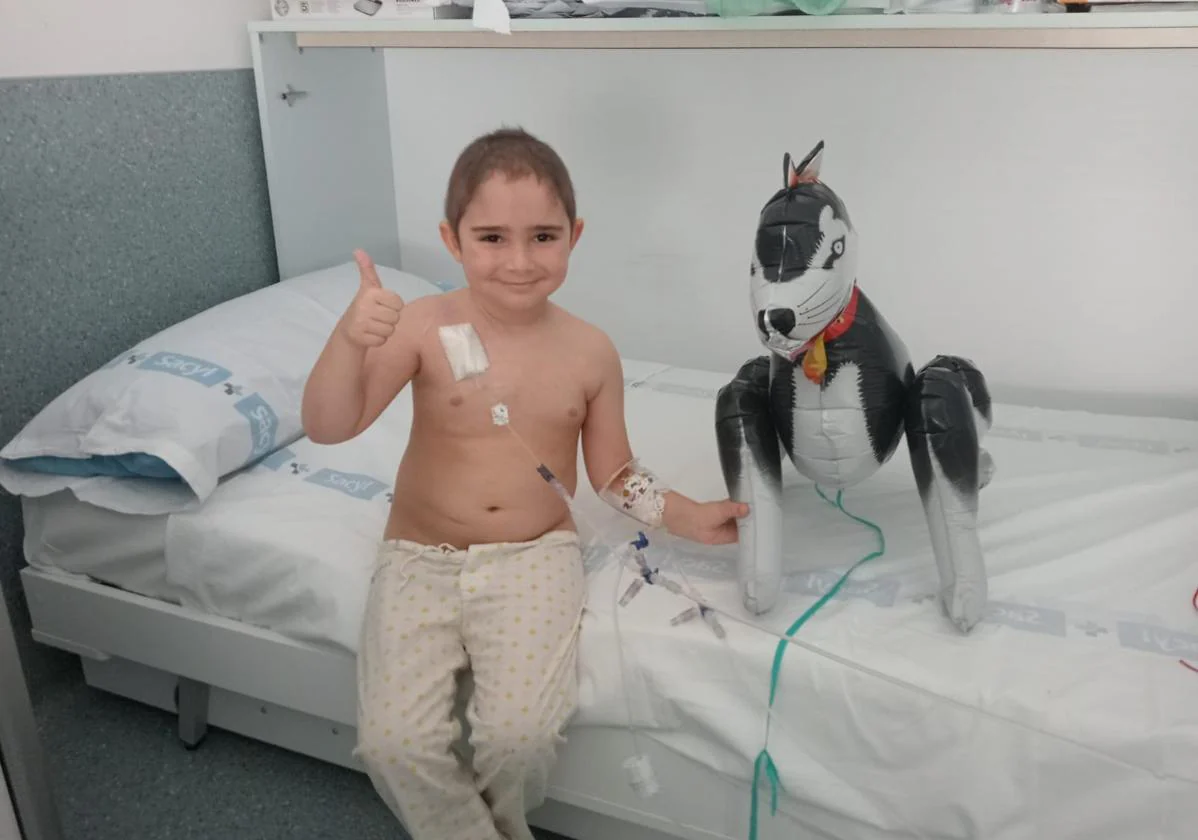 El pequeñoo Alberto en uno de sus ingresos en el Hospital de Salamanca.