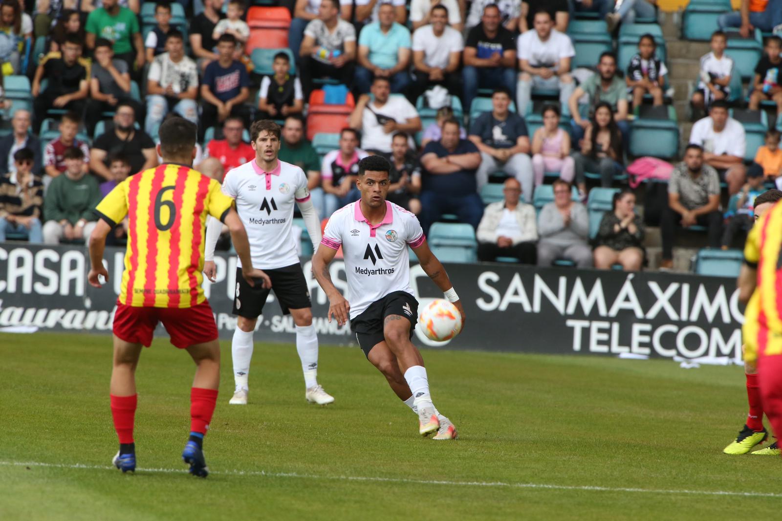 La grada, la afición y la tormenta sobre el Helmántico