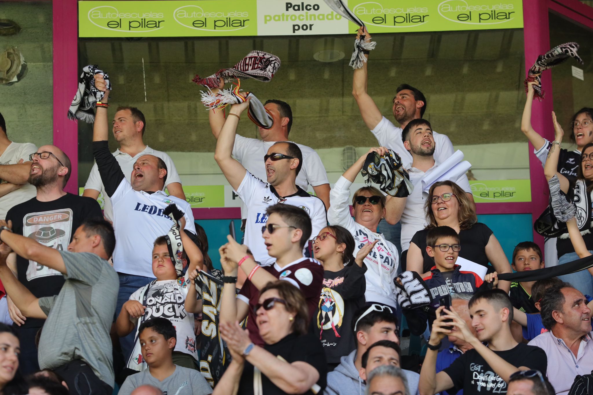 La grada, la afición y la tormenta sobre el Helmántico