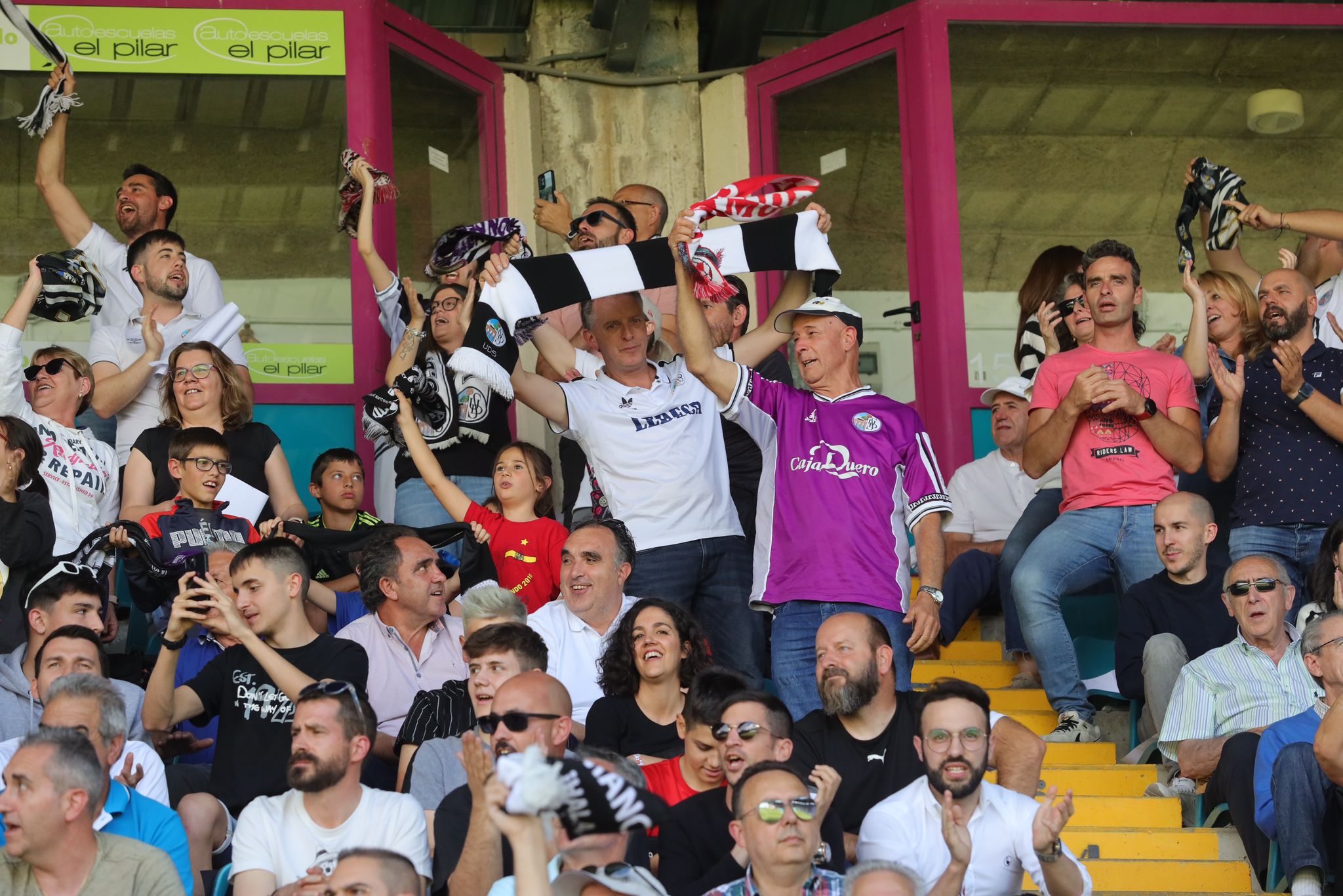 La grada, la afición y la tormenta sobre el Helmántico