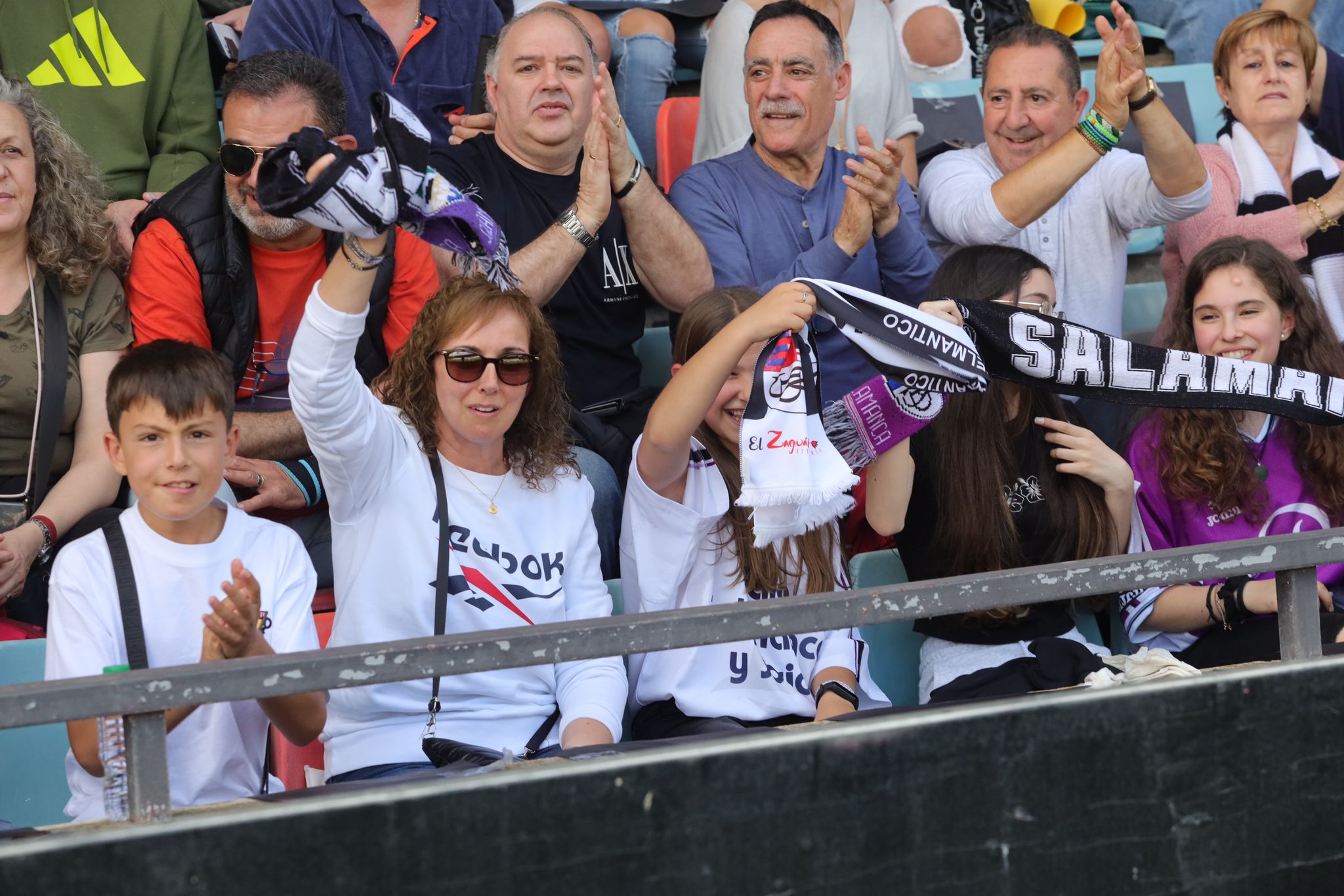 La grada, la afición y la tormenta sobre el Helmántico