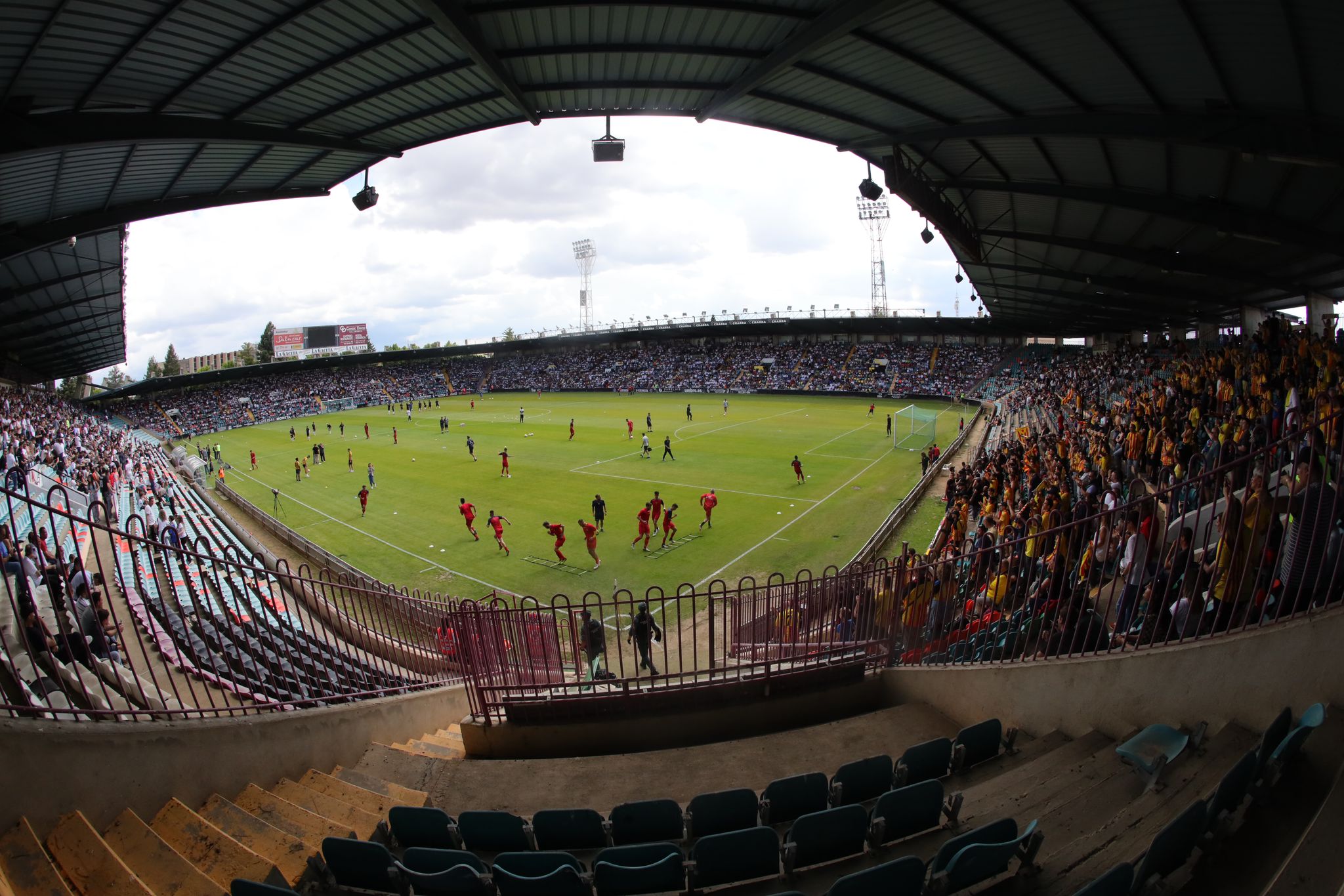 La grada, la afición y la tormenta sobre el Helmántico
