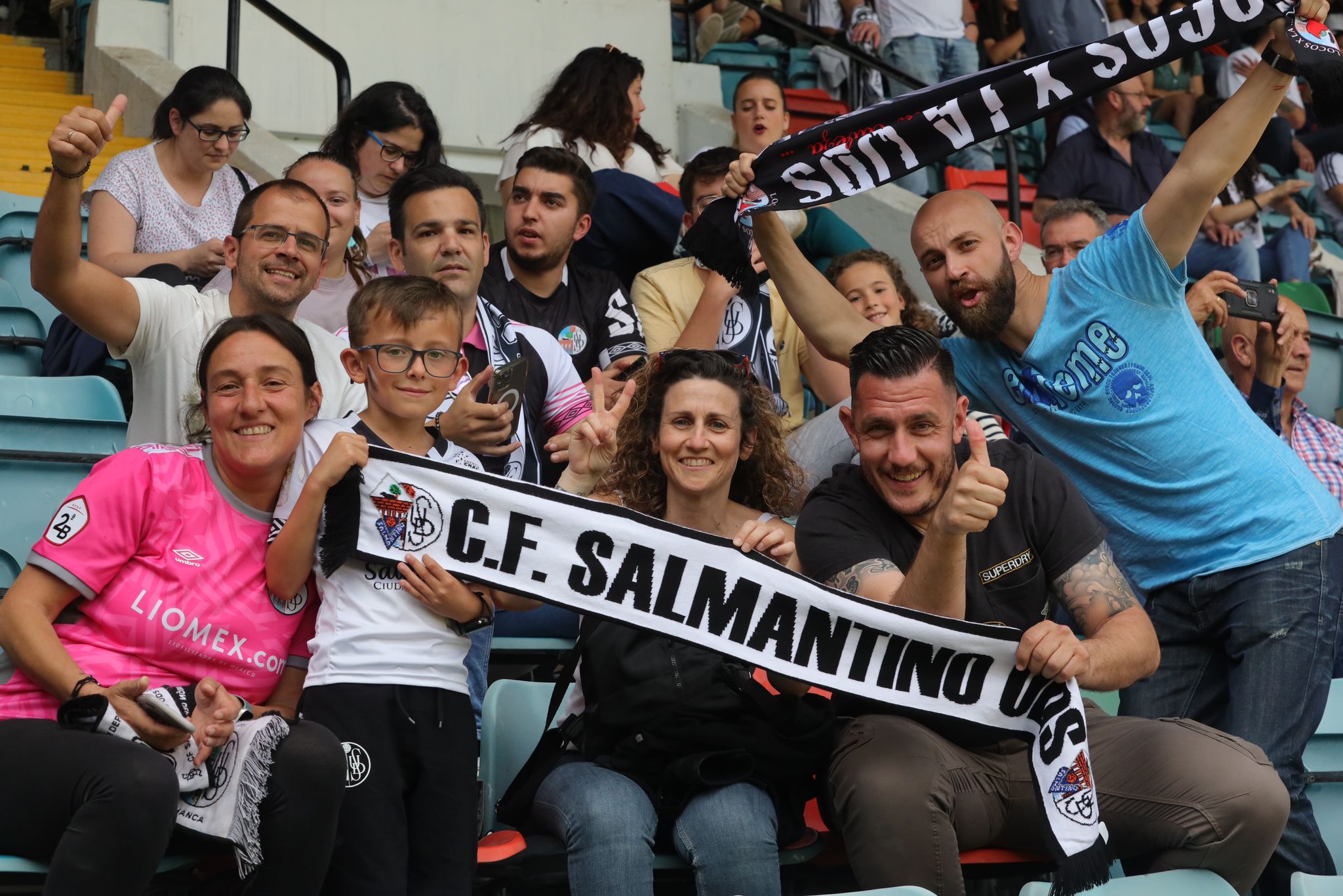 La grada, la afición y la tormenta sobre el Helmántico