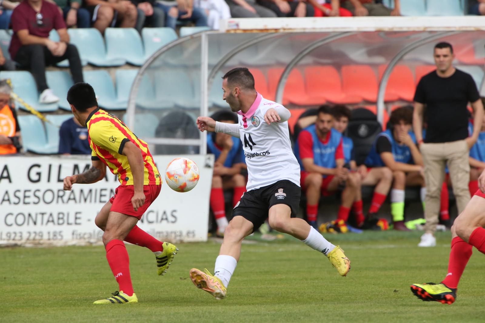 La grada, la afición y la tormenta sobre el Helmántico