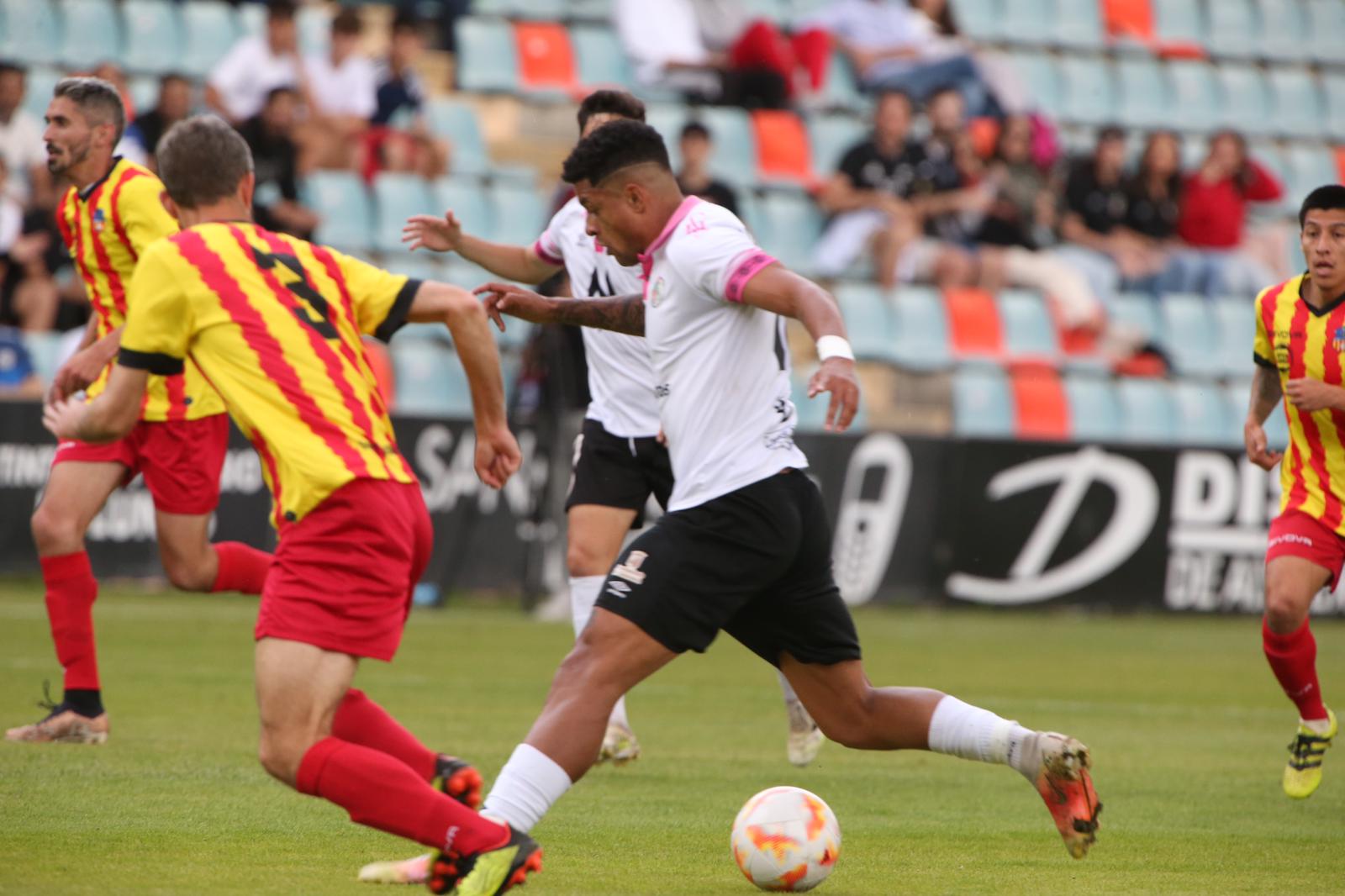 La grada, la afición y la tormenta sobre el Helmántico