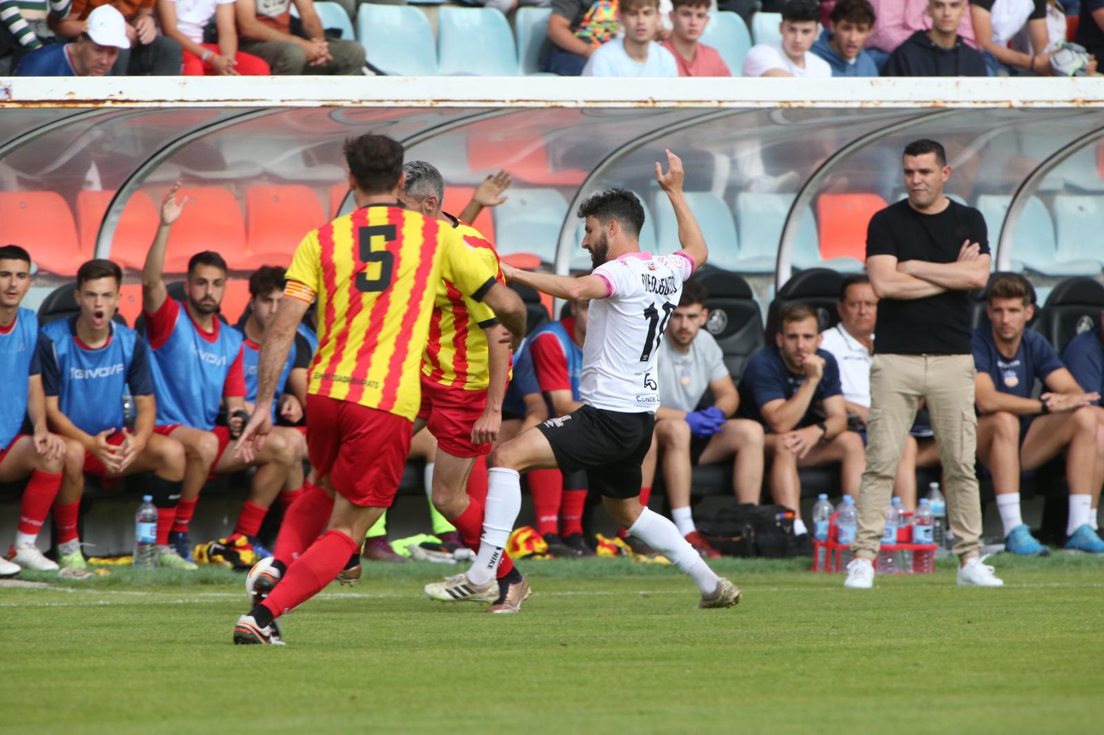 La grada, la afición y la tormenta sobre el Helmántico