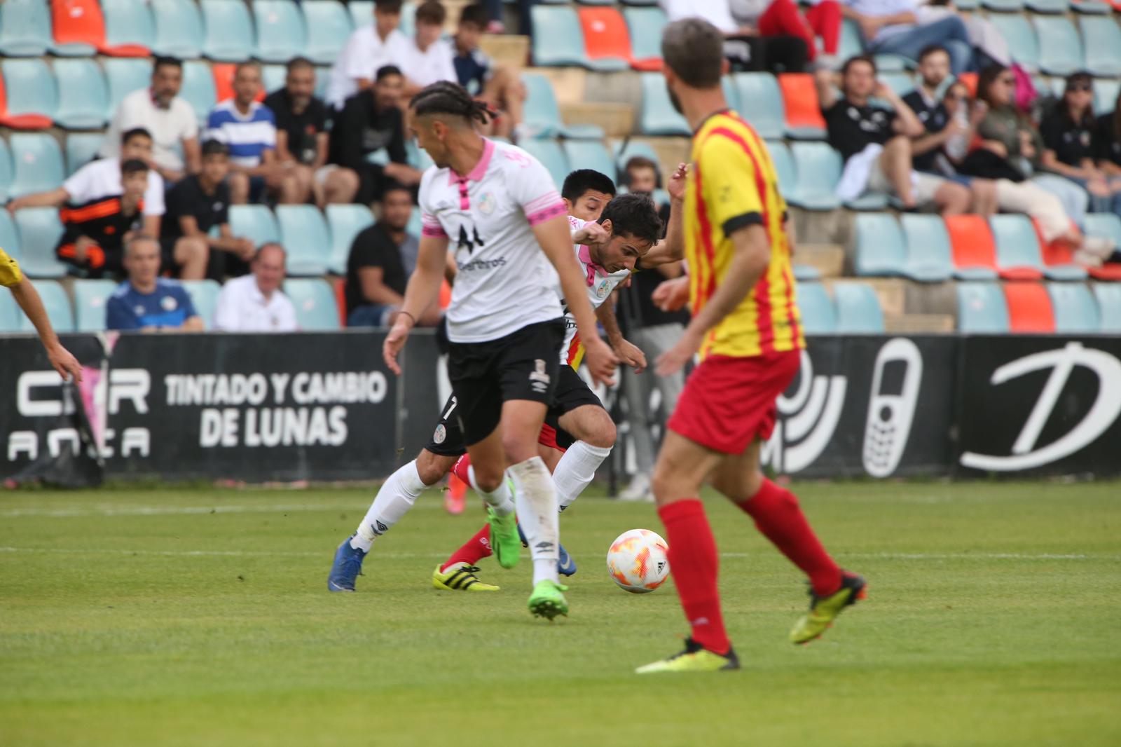 La grada, la afición y la tormenta sobre el Helmántico