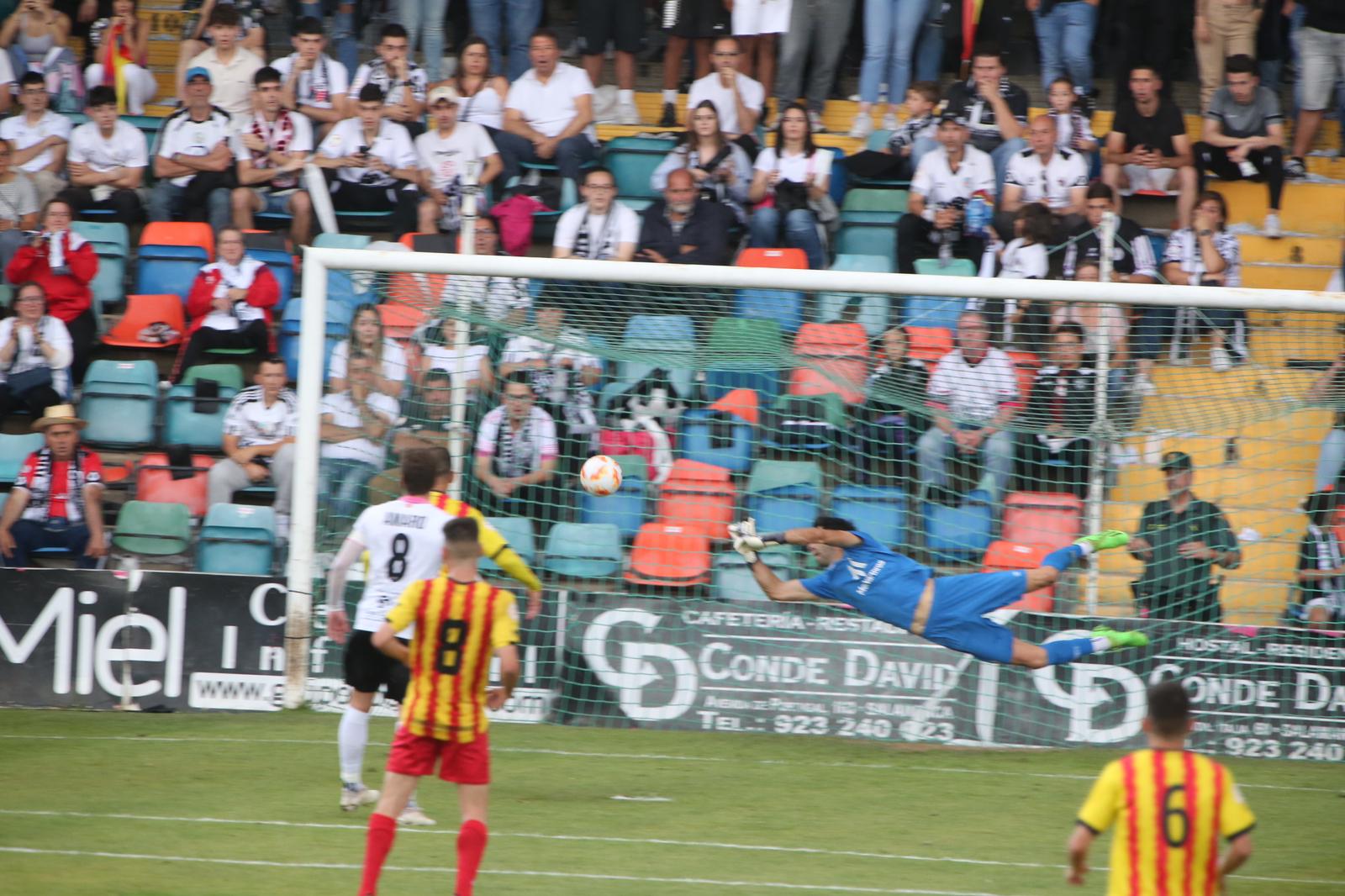 La grada, la afición y la tormenta sobre el Helmántico