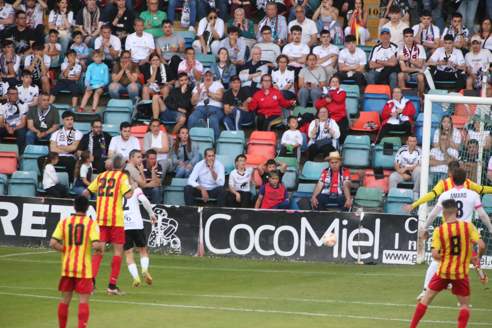 La grada, la afición y la tormenta sobre el Helmántico
