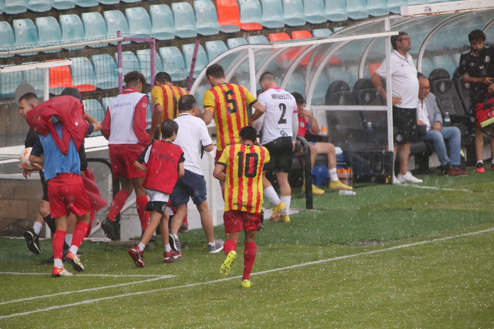 La grada, la afición y la tormenta sobre el Helmántico