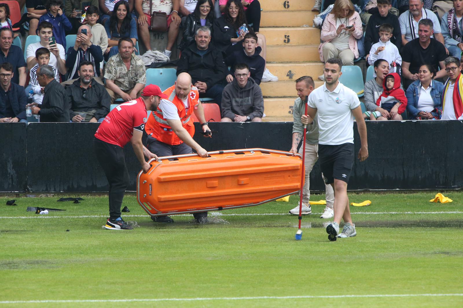 La grada, la afición y la tormenta sobre el Helmántico