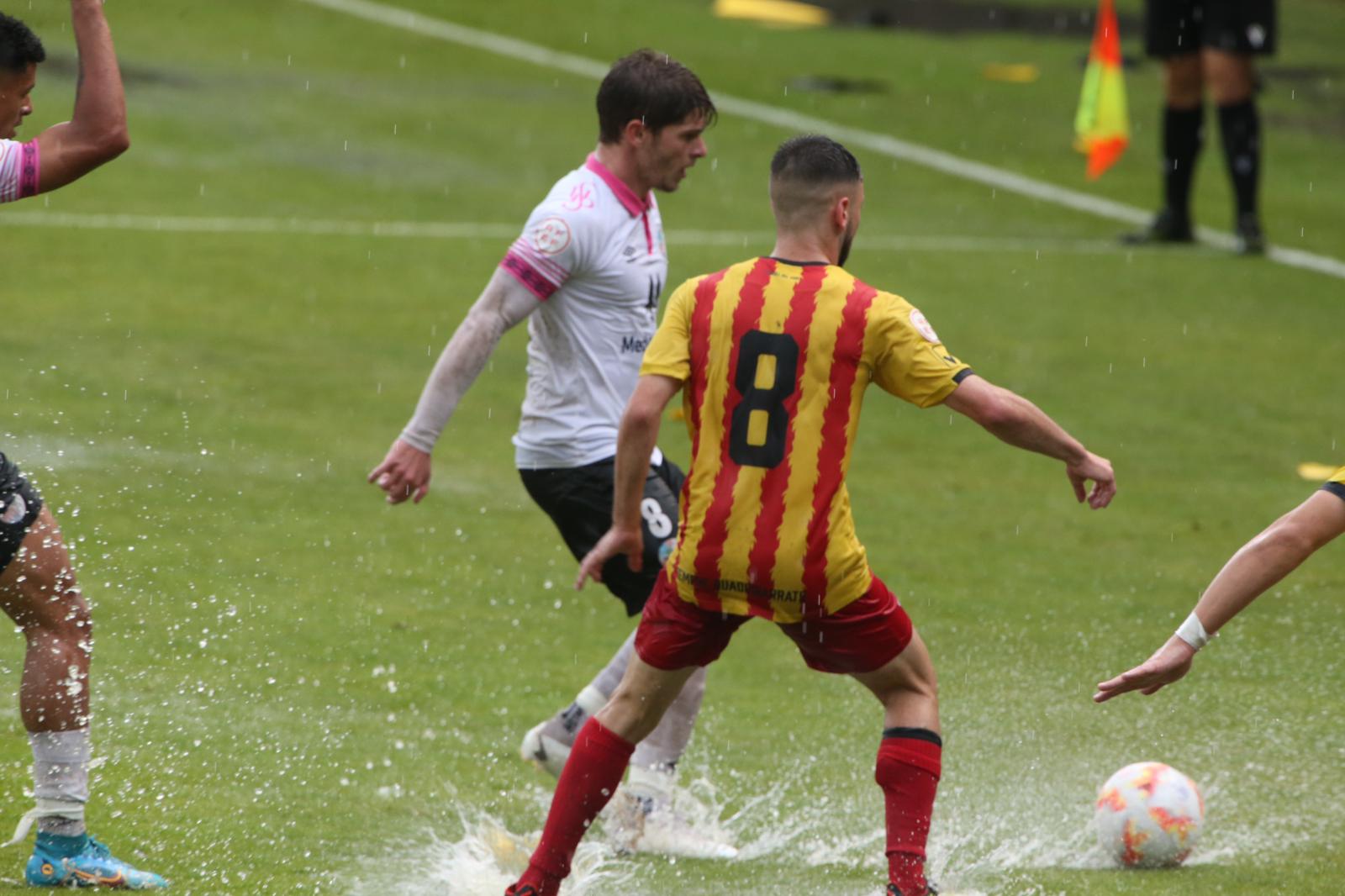La grada, la afición y la tormenta sobre el Helmántico