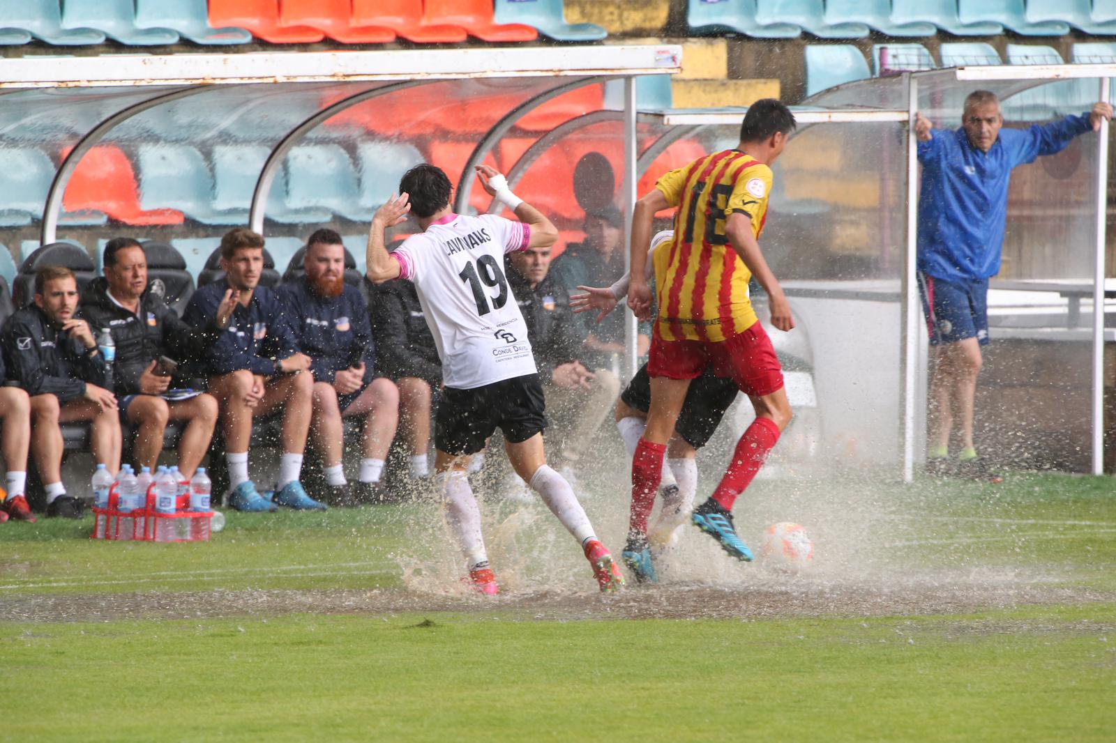 La grada, la afición y la tormenta sobre el Helmántico