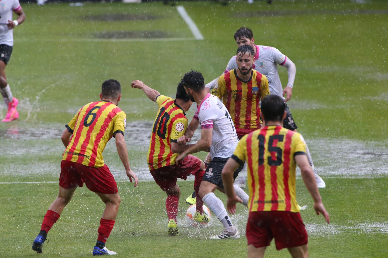 La grada, la afición y la tormenta sobre el Helmántico